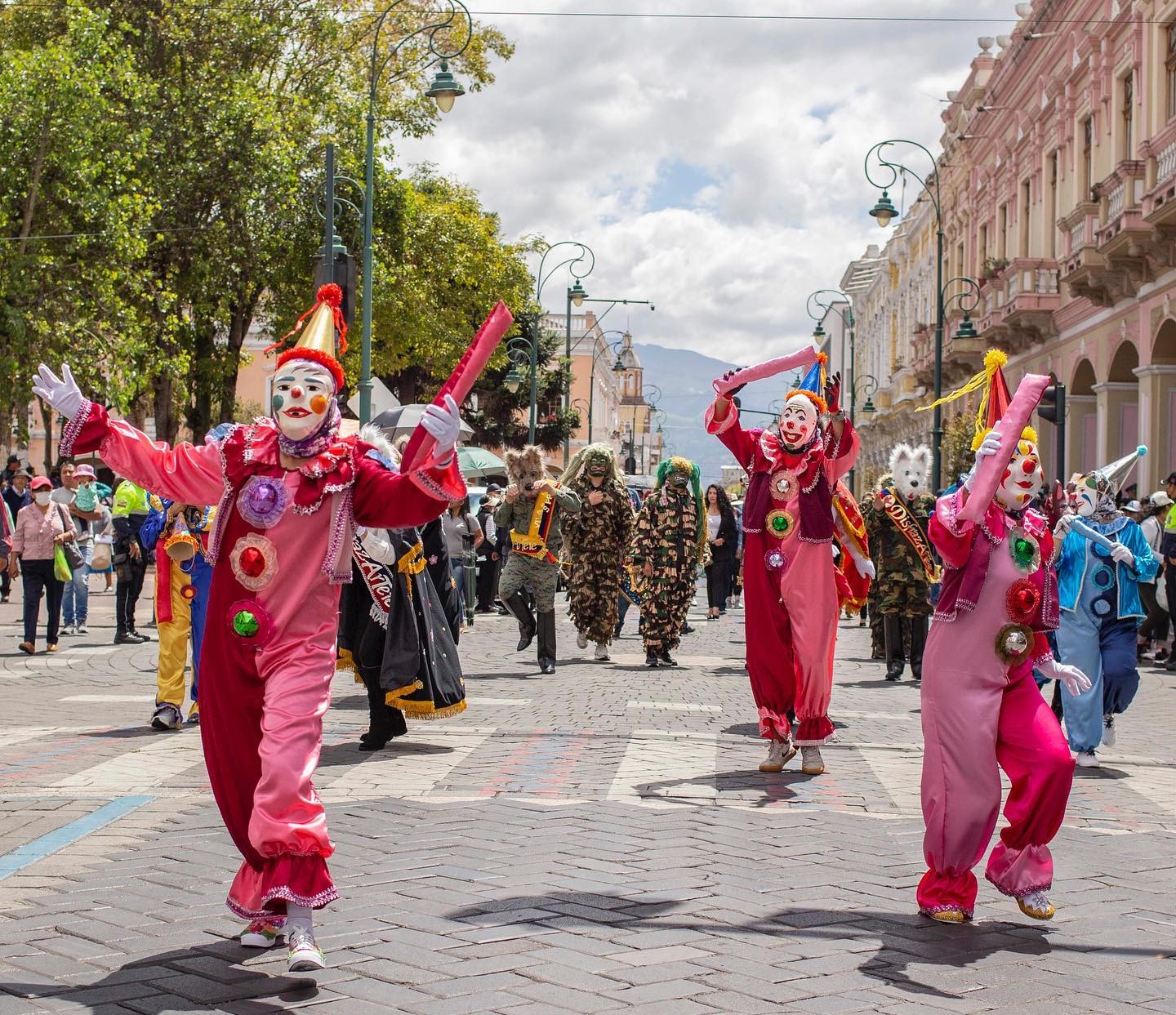 Riobamba festeja con fe y tradición el Pase del Niño Rey de Reyes; desfilan danzantes, payasos y curiquingues - Turisec Riobamba festeja con fe y tradición el Pase del Niño Rey de Reyes; desfilan danzantes, payasos y curiquingues - Turisec