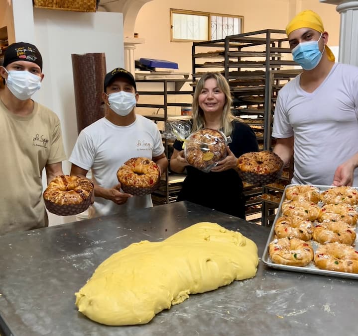 La rosca de Reyes, símbolo de Ecuador; en Guayaquil se las ofrece  desde $ 5 las mini hasta $ 25 las familiares