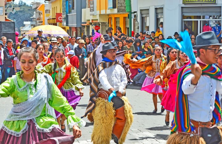 Entre los eventos del mediados de febrero en Ecuador están los bailes, ferias y desfiles, la mayoría gratuitos