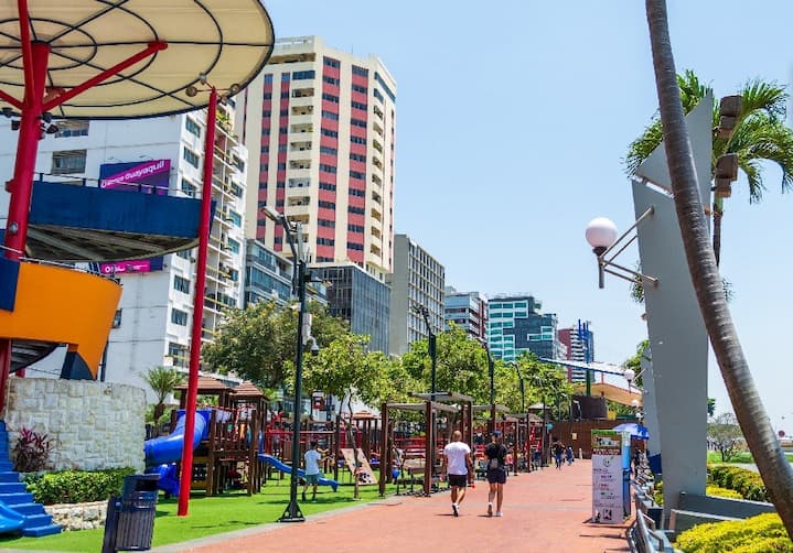 El Malecón Simón Bolívar, sitio que recibe más turistas en Guayaquil; según la OMS, es 'espacio público saludable'