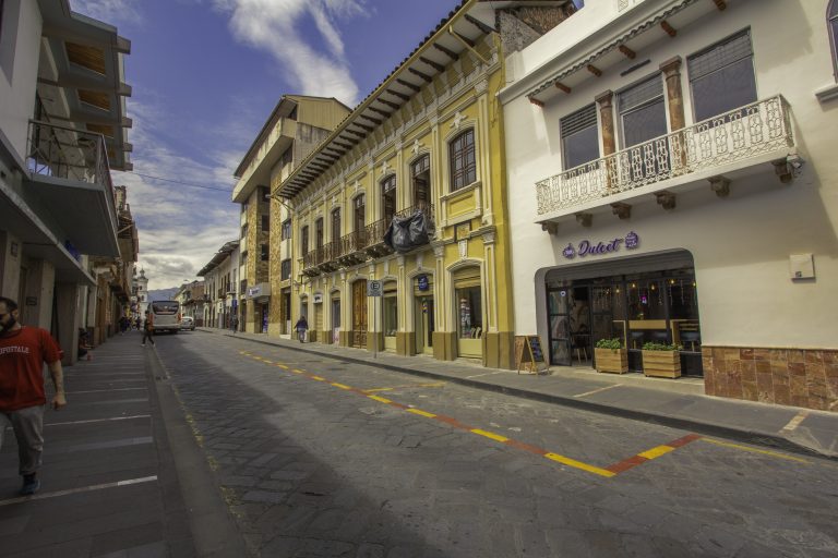 En Cuenca se habilita parqueaderos exclusivos para carros de turistas; buses tendrán 20 minutos cerca de los hoteles