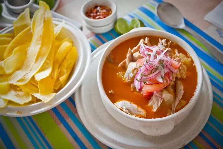 Los tips del encebollado, plato símbolo de Ecuador, hoy reconocido entre las 100 mejores sopas del mundo