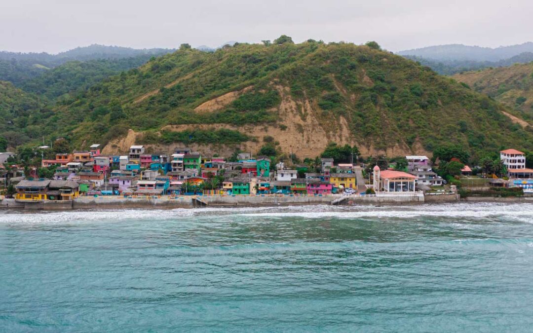 En la comuna La Entrada, en Santa Elena, hay una extensa playa; sus aguas acogen a las yutarbas y se practica surf