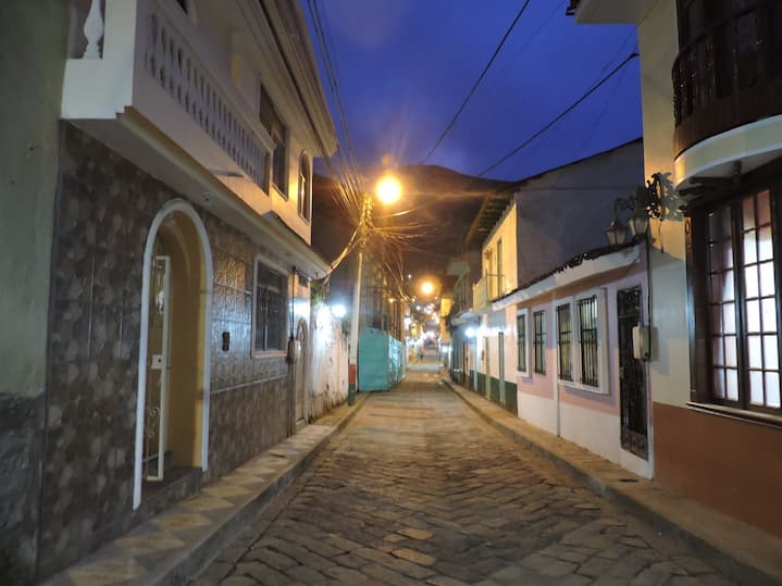 Callejoneada alauseña, recorrido nocturno por calles y edificios patrimoniales de Alausí, con canelazo incluido