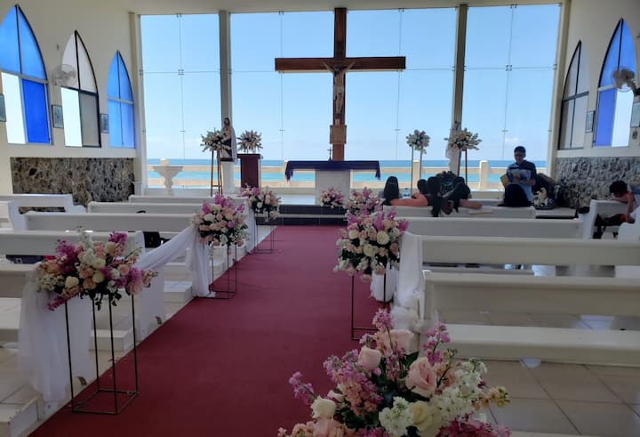 En la comuna La Entrada, en Santa Elena, hay una extensa playa; se practica surf y se hacen bodas frente al mar