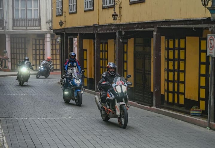Zaruma promueve el turismo con el Épic Adventure Book; 70 motociclistas estuvieron en las calles arquitectónicas