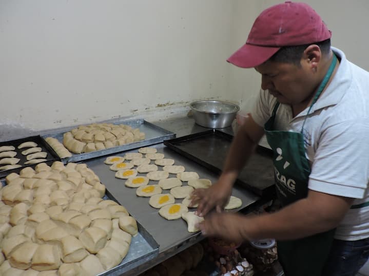 Mario Tapay elabora, en Nizag, pan de trigo, de máchica, avena o maíz; tiene demanda de transportistas y turistas