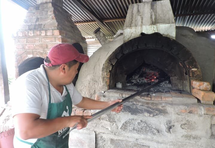 Mario Tapay elabora en Nizag pan de trigo