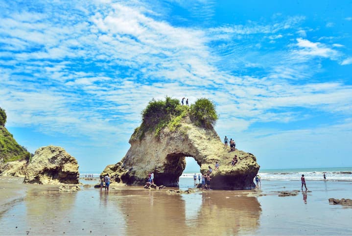 En la playa de Tasaste está el Arco del Amor en Manabí; en este paraje rústico, las parejas se prometen amor eterno