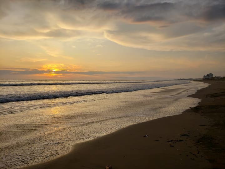 Playa y otros atractivos para hacer turismo en General Villamil Playas