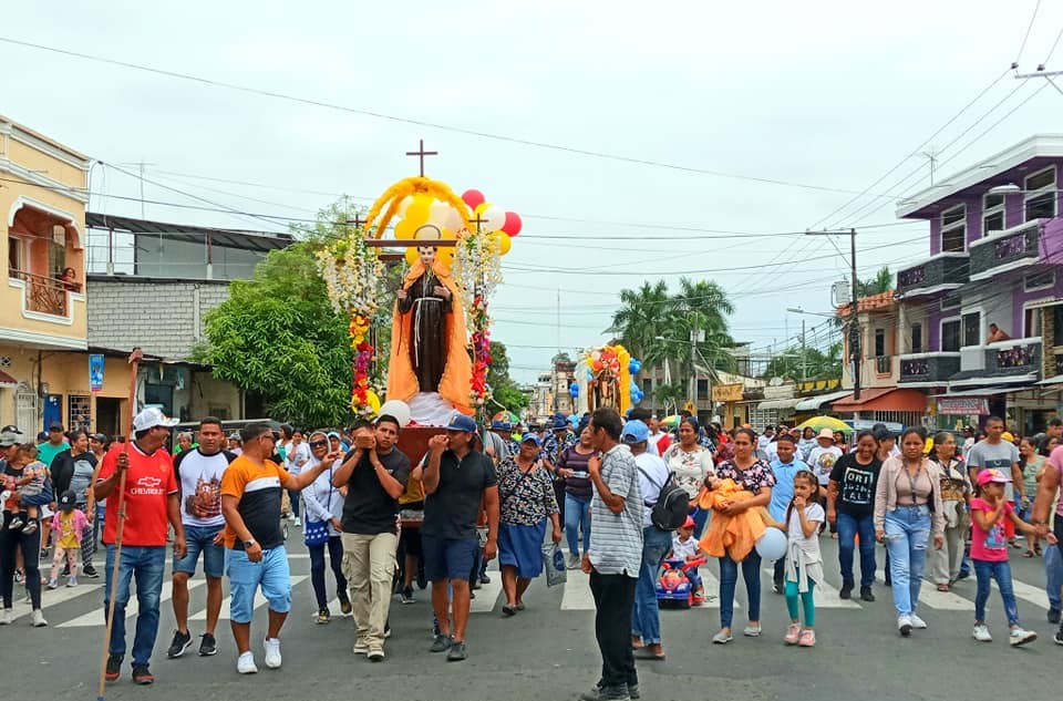La fe en san Jacinto de Yaguachi y el deseo de diversión y compras supera el ambiente de tensión que se vive allí