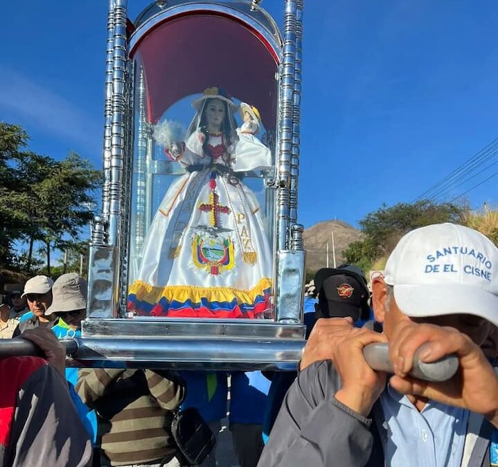 La Churonita llegó a Catamayo vestida de blanco, como símbolo de paz frente a la inseguridad del Ecuador