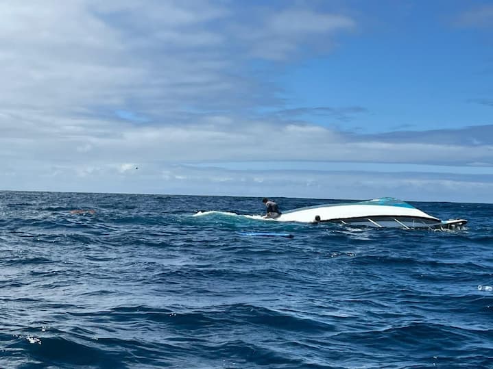 Embarcación de turismo naufraga en Galápagos