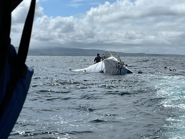 Embarcación de turismo naufraga en Galápagos