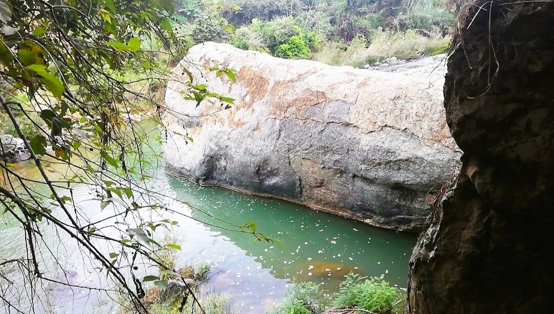 El encanto de la laguna del Duende, en la parroquia Algarrobillo, de Celica; el público va por esparcimiento