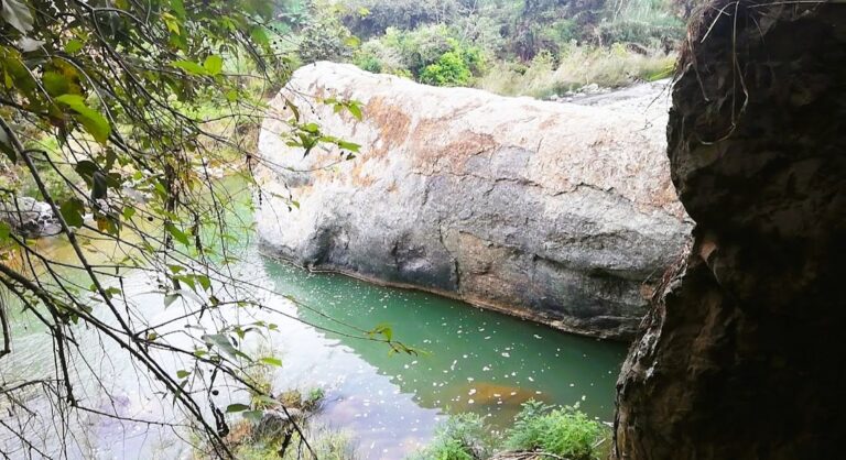 El encanto de la laguna del Duende, en la parroquia Algarrobillo, de Celica; el público va por esparcimiento