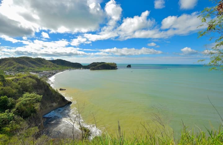 La playa de Achilube, en Esmeraldas, un paraíso con aguas mansas y arena dorada; ofrecen artesanías y ricos platos