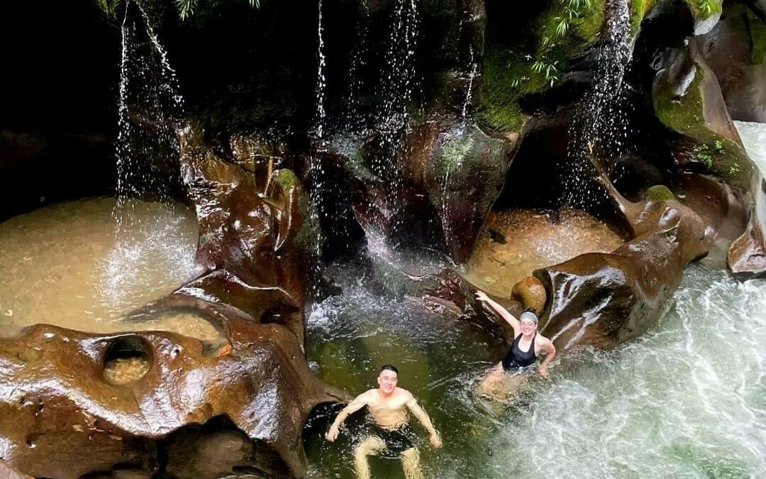 Las tinajas en las rocas y las cavernas del río Anzu, en Mera, son escenarios para aventuras inolvidables