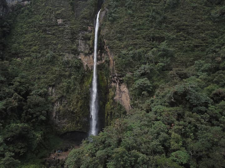 Diversión y adrenalina en el Chorro de Girón, un lugar con aire puro, ideal para camping y gozar en las cascadas