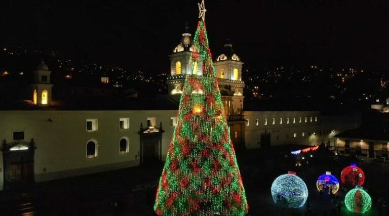 Festejos con tono de Navidad marcan el segundo fin de semana de diciembre en diversas ciudades de Ecuador