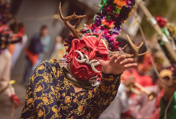 La tradicional Diablada Pillareña da la bienvenida al 2024; del 1 al 6 de enero se vive una fiesta donde resalta el rojo