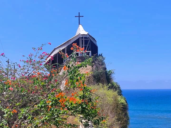 Santuario Blanca Estrella de la Mar, en Olón, atractivo religioso en forma de un velero en lo alto de un acantilado