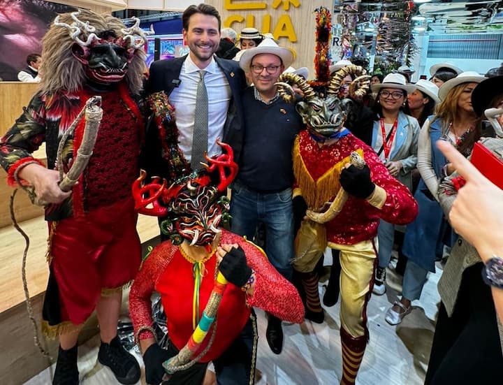 En la Fitur 2024, la Diablada Pillareña puso a bailar al mundo, narra Alexandra Lalaleo, integrante del grupo