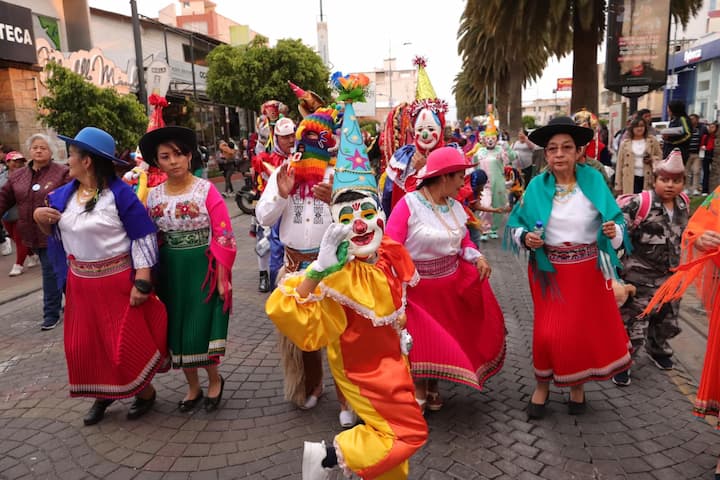 Pase del Niño Rey de Reyes, con 180 comparsas en Riobamba; otro evento ancestral, con cinco reyes a caballo