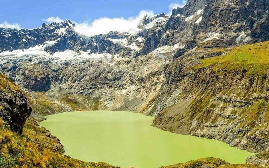 La laguna Amarilla, un cráter del volcán El Altar, tiene paisajes únicos y una variedad de aves, animales y flora