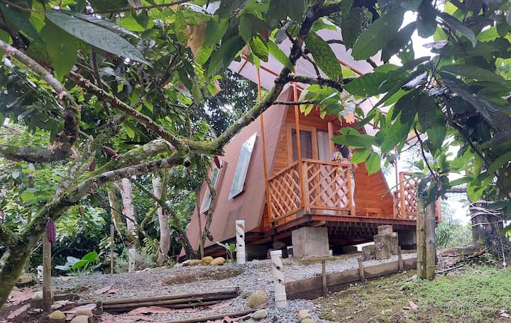 Glamping Cacagual, comodidad entre los árboles; sirve con un balneario de río, restaurante, canchas y más áreas