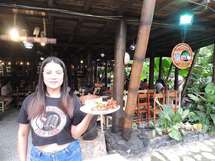 Rojo, Verde y Ajo, restaurante con toque rústico que ofrece platos de tres regiones del Ecuador, en el cantón La Maná