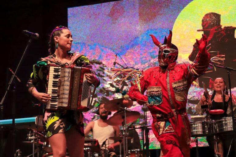 Agenda festiva: en Alausí, el tren vuelve a la Nariz del Diablo; Cotacachi celebra con artistas foráneos