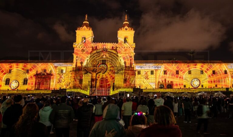 Feriado de agosto 2025, con mapping y globos en Quito, cicleadas, corridas de toros y bailes en otras localidades