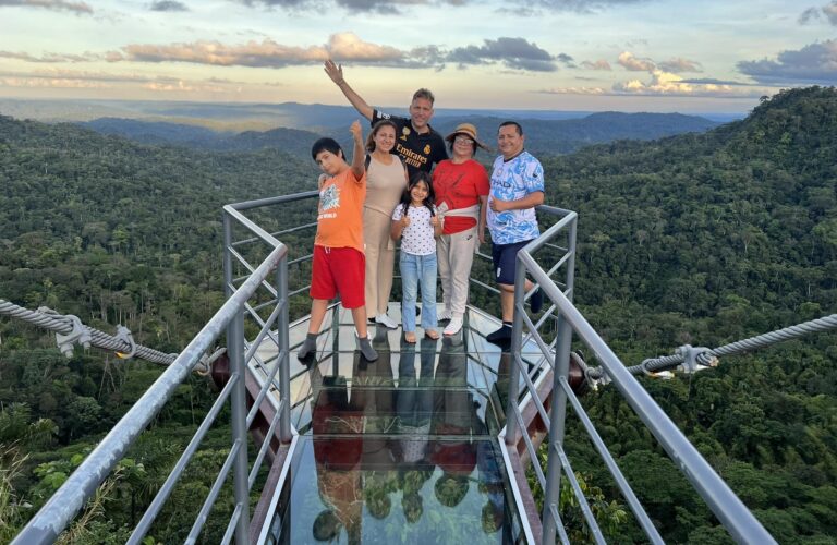 Puente de Cristal, en El Triunfo, por sobre la selva; parroquia de Pastaza tiene también Ruta del Arcoíris