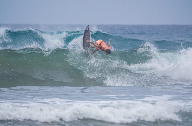 La Punta Classic 2026, en Montañita, revoluciona el surf con $30.000 en premios y una agenda para atraer turistas